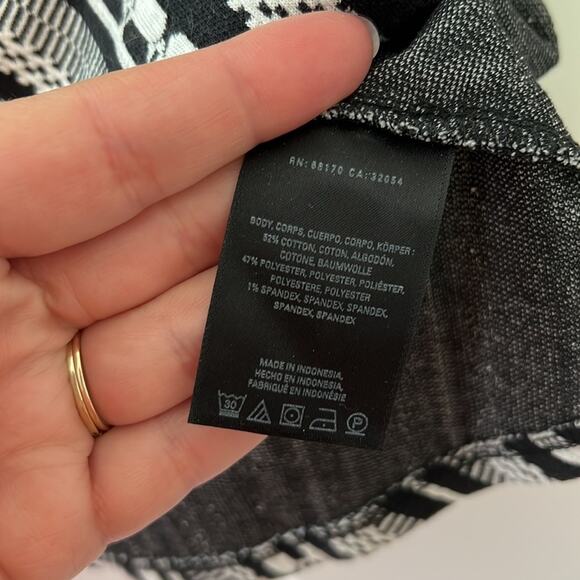 Vanessa Virginia Black & Off White Plunge Neck Peplum Sleeveless Top - Picture 6 of 12